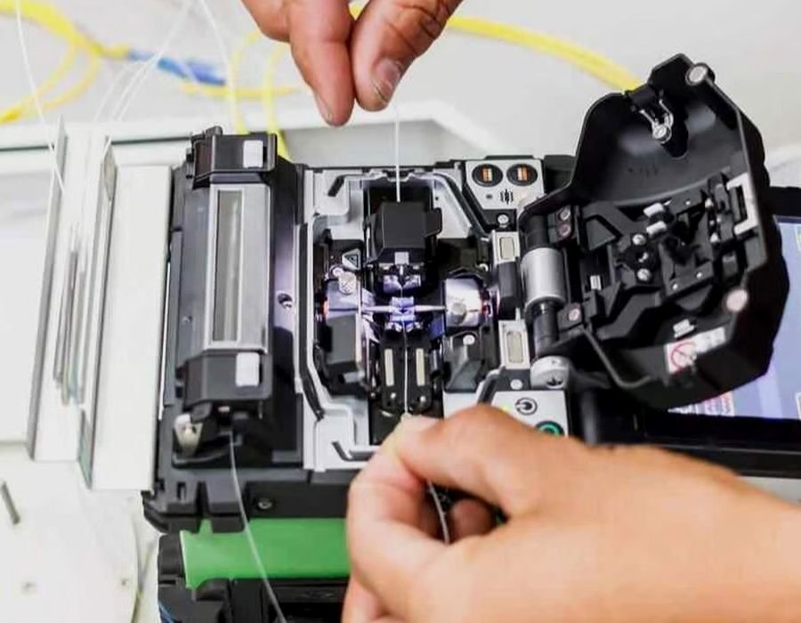 Fibre optic splicing machine